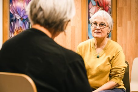 Thérapeute échangeant avec une personne pendant une consultation