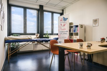 Cabinet de consultation avec fauteuil, table de soin et décoration apaisante