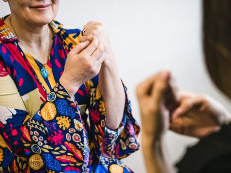 Personne pratiquant un point d'EFT sous le bras avec l'accompagnement de Myrtille.