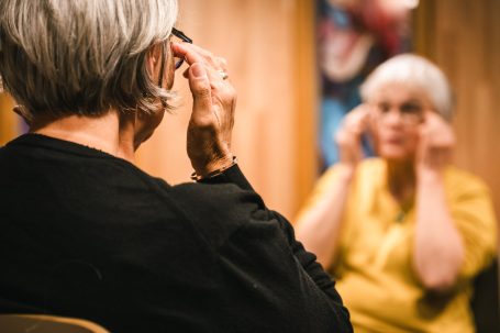 Personne pratiquant les points EFT accompagnée par la thérapeute