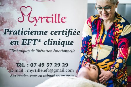 Thérapeute souriante réalisant un soin Nursing Touch